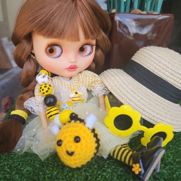 Custom Blythe doll ' Bee anca 'in summer outfit and accessories